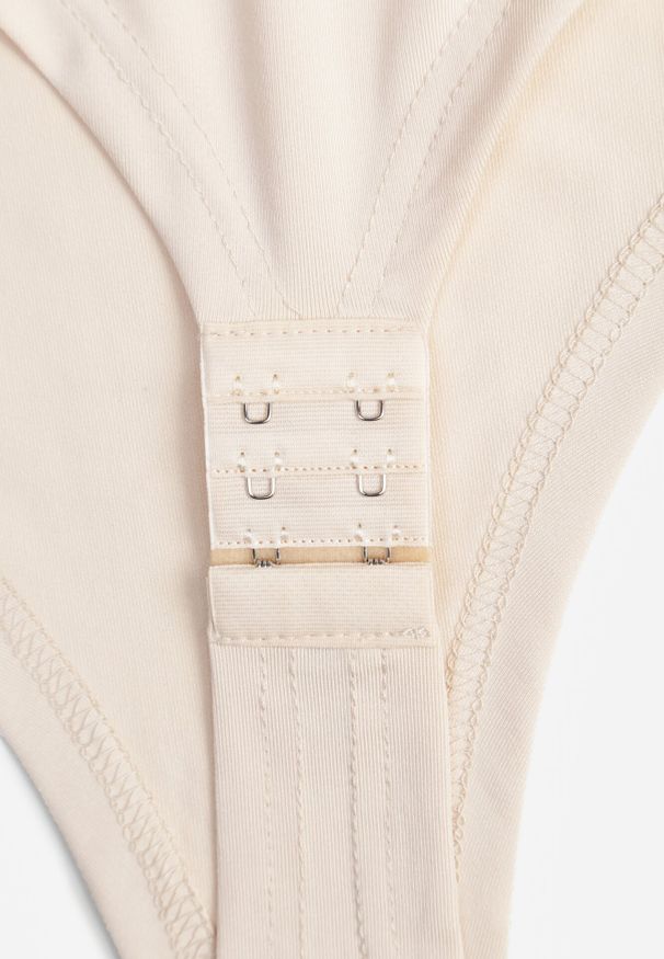 Born2be - Jasnobeżowe Body z Wiskozą i Kopertowym Dekoltem Candletree. Okazja: do pracy, na co dzień. Typ kołnierza: dekolt kopertowy. Kolor: beżowy. Materiał: wiskoza. Długość: długie. Wzór: aplikacja. Styl: elegancki, casual