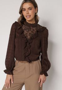 Born2be - Brązowa Bluzka Zdobiona Koronką Falbankami i Metaliczną Nicią Feralea. Okazja: na co dzień, do pracy, na spotkanie biznesowe. Typ kołnierza: kołnierz z falbankami. Kolor: brązowy. Materiał: koronka. Wzór: koronka, aplikacja. Styl: biznesowy, casual, elegancki #4