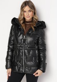 Born2be - Czarna Pikowana Kurtka z Kapturem z Futerkiem Flavara. Typ kołnierza: kaptur. Kolor: czarny. Materiał: futro #3
