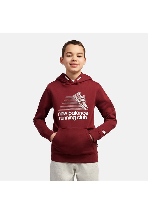 Bluza dziecięca New Balance LAKB0347MHB – bordowa. Typ kołnierza: kaptur. Kolor: czerwony. Materiał: bawełna. Wzór: aplikacja, napisy. Styl: sportowy