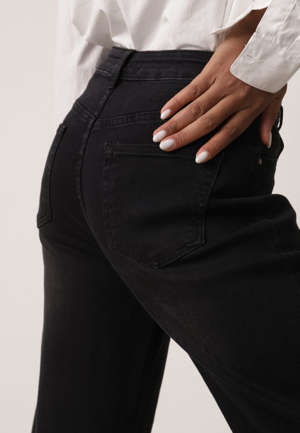 Born2be - Czarne Jeansy z Bawełną o Kroju Barrel z Wysokim Stanem Nelimia. Okazja: na co dzień, do pracy, na spotkanie biznesowe. Stan: podwyższony. Kolor: czarny. Styl: boho, klasyczny, casual, biznesowy, elegancki