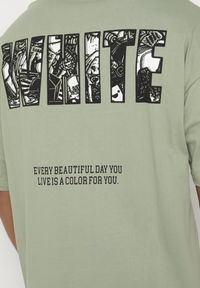 Born2be - Jasnozielona Bawełniana Koszulka T-shirt z Ozdobnym Nadrukiem Sanestia. Okazja: na co dzień. Kolor: zielony. Materiał: bawełna. Wzór: nadruk. Styl: klasyczny, casual, elegancki