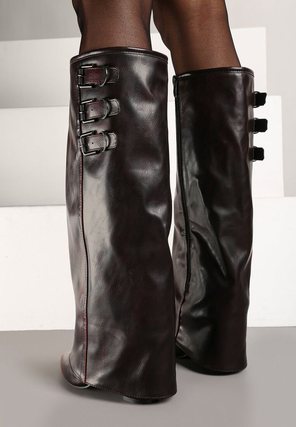 Born2be - Bordowe Kozaki na Obcasie Ozdobione Wywiniętą Cholewką z Paskami i Klamrami Liennia. Okazja: na co dzień. Zapięcie: klamry. Kolor: czerwony. Szerokość cholewki: normalna. Wzór: aplikacja. Obcas: na obcasie. Styl: casual, klasyczny, elegancki, wizytowy. Wysokość obcasa: średni