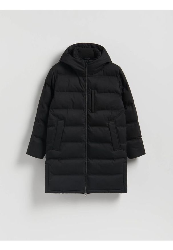 Reserved - Długa pikowana kurtka z kapturem - czarny. Typ kołnierza: kaptur. Kolor: czarny. Materiał: tkanina. Długość: długie
