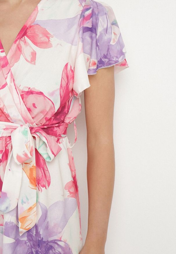 Born2be - Fuksjowa Sukienka w Kwiaty o Kopertowym Kroju z Wiązanym Paskiem Redanae. Okazja: na co dzień. Kolor: różowy. Wzór: kwiaty. Typ sukienki: kopertowe. Styl: casual, elegancki