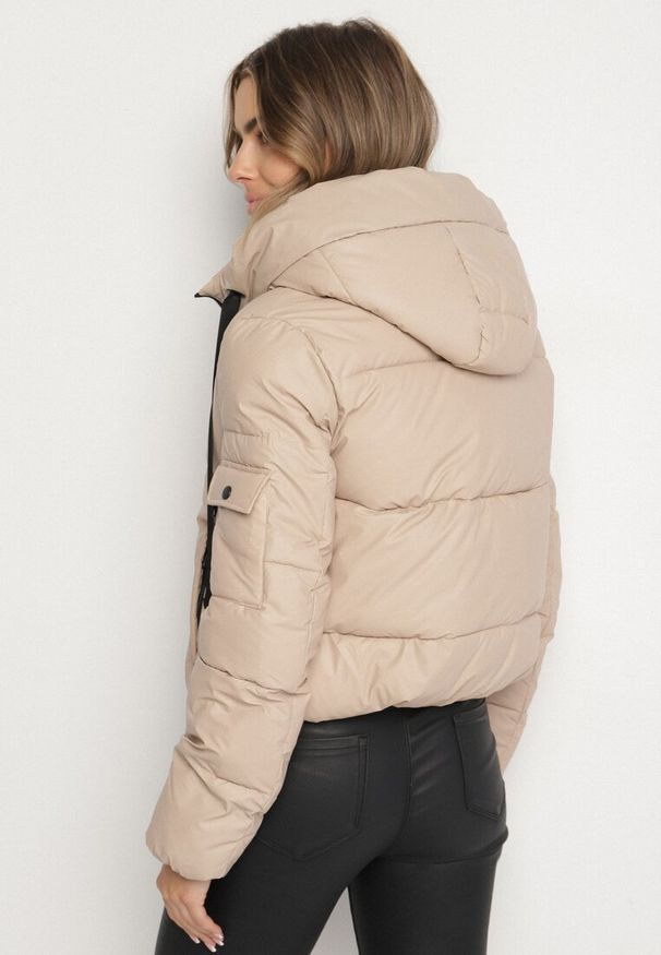 Born2be - Beżowa Pikowana Kurtka Puffer z Kapturem i Ozdobnymi Taśmami Relania. Okazja: na spacer, na co dzień. Typ kołnierza: kaptur. Kolor: złoty. Materiał: poliester, dzianina, skóra. Styl: casual