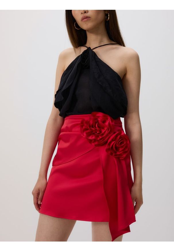 Reserved - Spódnica z naszywanymi kwiatami - czerwony. Kolor: czerwony. Materiał: tkanina. Wzór: kwiaty