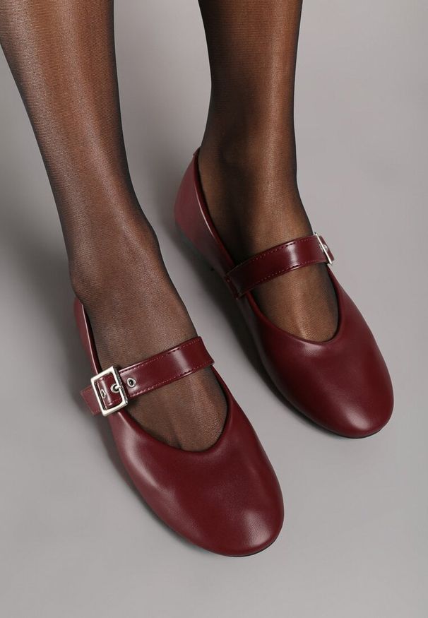 Renee - Bordowe Balerinki na Płaskiej Podeszwie Mary Jane Ozdobione Paskiem ze Sprzączką Fareloma. Okazja: na spacer, do pracy. Zapięcie: pasek. Kolor: czerwony. Wzór: aplikacja. Sezon: wiosna. Obcas: na płaskiej podeszwie. Styl: elegancki, klasyczny