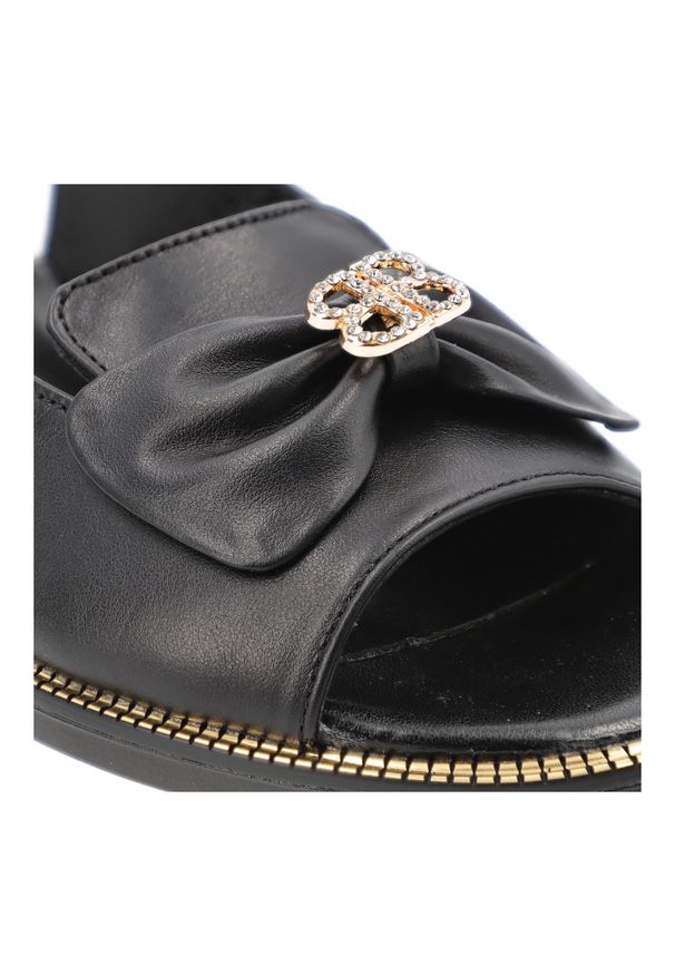 Czarne Sandały Karino Wygodne Obuwie Damskie Z Kokardą. Okazja: na co dzień. Zapięcie: klamry. Kolor: czarny. Materiał: skóra. Obcas: na płaskiej podeszwie. Styl: elegancki, casual, klasyczny