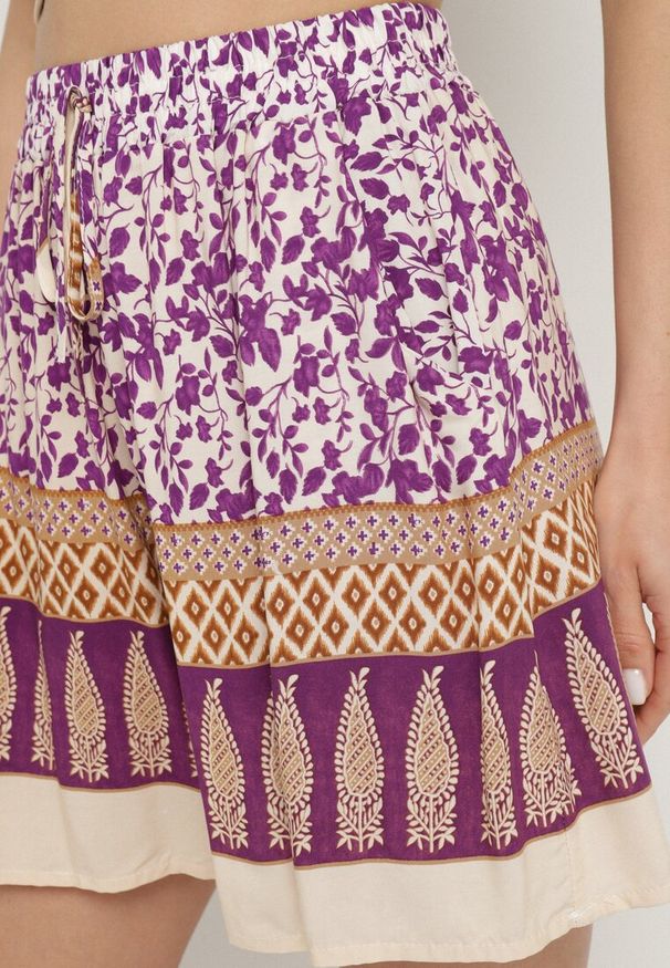 Born2be - Fioletowe Bawełniane Szorty z Wysokim Stanem w Kwiaty Kolessa. Okazja: na co dzień, na spacer. Stan: podwyższony. Kolor: fioletowy. Materiał: bawełna. Wzór: kwiaty. Sezon: lato. Styl: casual