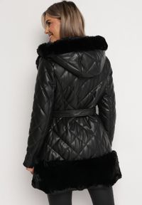Born2be - Czarna Pikowana Kurtka z Kapturem Wiązana Paskiem Ozdobiona Sztucznym Futerkiem Sagure. Typ kołnierza: kaptur. Kolor: czarny. Materiał: futro. Wzór: aplikacja #3