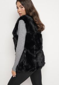 Born2be - Czarna Kamizelka Futrzana z Wstawkami z Ekoskóry Batliewa. Kolor: czarny. Materiał: futro. Wzór: aplikacja #2