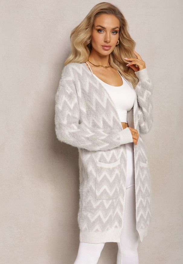 Renee - Szary Niezapinany Kardigan o Przedłużonym Fasonie w Zygzaki Chevron Oherna. Kolor: szary. Materiał: tkanina. Długość: długie. Wzór: paski