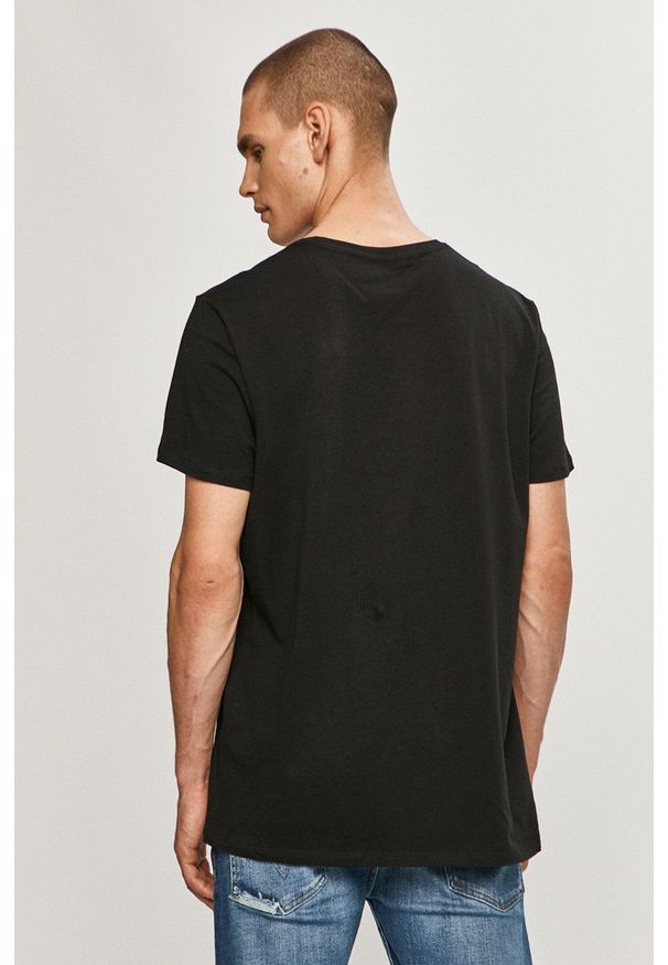 Lacoste - T-shirt. Okazja: na co dzień. Kolor: czarny. Materiał: dzianina. Wzór: gładki. Styl: casual
