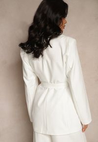 Renee - Biała Marynarka Oversize z Usztywnioną Linią Ramion i Paskiem Diolisa. Okazja: na co dzień, na spotkanie biznesowe. Kolor: biały. Materiał: jeans. Styl: elegancki, biznesowy, casual #3