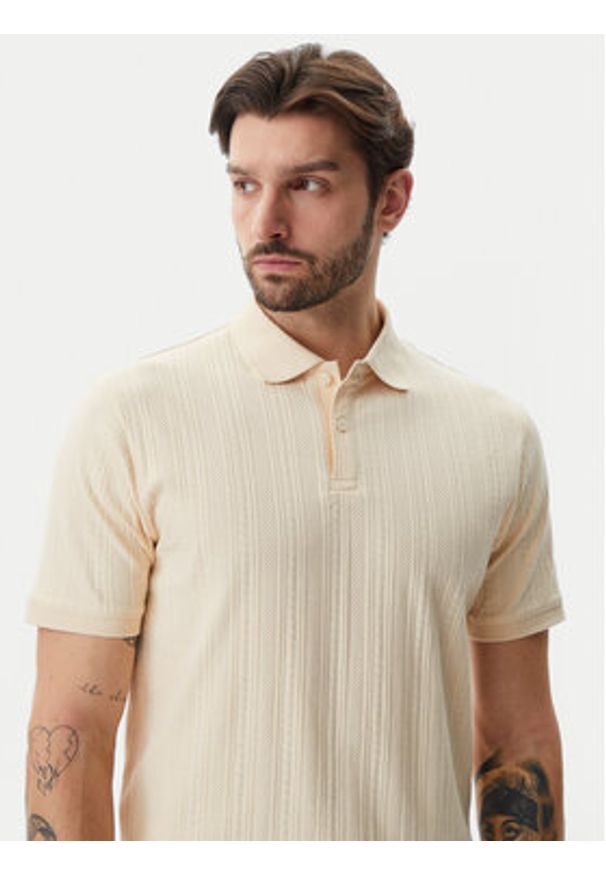 Selected Homme Polo 16094575 Beżowy Regular Fit. Typ kołnierza: polo. Kolor: beżowy. Materiał: bawełna