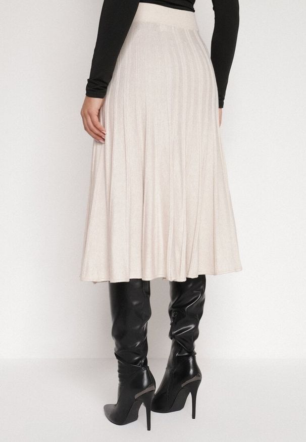 Born2be - Beżowa Rozkloszowana Plisowana Spódnica Dzianinowa Tussana. Okazja: na co dzień. Stan: podwyższony. Kolor: beżowy. Materiał: dzianina. Styl: casual