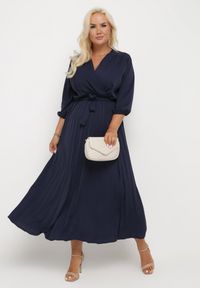 Born2be - Granatowa Plisowana Sukienka Maxi z Kopertowym Dekoltem i Wiązaniem w Talii Lariah. Kolekcja: plus size. Kolor: niebieski. Materiał: materiał. Typ sukienki: kopertowe. Długość: maxi #3