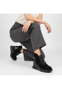 Czarne Botki S.Barski Modne Buty Damskie Na Koturnie. Zapięcie: klamry. Kolor: czarny. Materiał: zamsz, materiał. Wzór: aplikacja. Obcas: na koturnie. Styl: elegancki #1