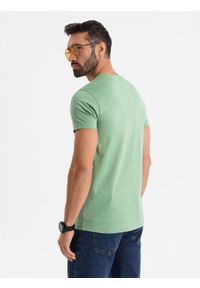 Ombre Clothing - Bawełniana klasyczna męska koszulka z dekoltem w serek BASIC – zielona V11 - Rozmiar: XL. Typ kołnierza: dekolt w serek. Kolor: zielony. Materiał: bawełna. Styl: klasyczny #7