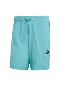 Adidas - Krótka bluza Chelsea Essentials Three Stripes 2025/26. Kolor: wielokolorowy, niebieski, czarny. Długość: krótkie. Sezon: lato. Sport: piłka nożna #1