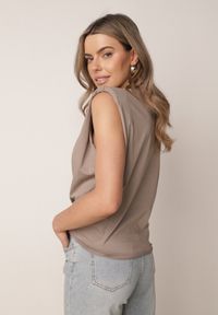 Born2be - Beżowy Bawełniany Top Oversize Bez Rękawów z Wiązaniem i Poduszkami w Ramionach Apixie. Okazja: na co dzień. Kolor: beżowy. Materiał: bawełna. Długość rękawa: bez rękawów. Styl: elegancki, casual #7