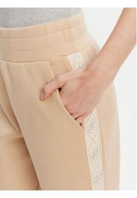 Guess Spodnie dresowe W5YB11 KBYE2 Beżowy Regular Fit. Kolor: beżowy. Materiał: wiskoza #5