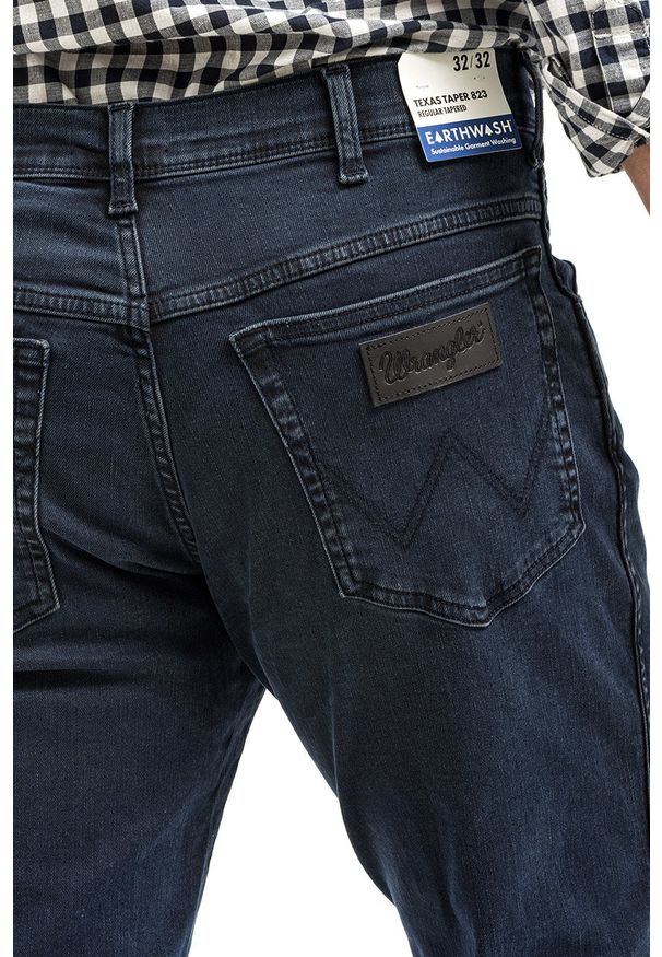 Wrangler - WRANGLER TEXAS TAPER MĘSKIE SPODNIE JEANSOWE BRUISED RIVER W12TLT364 112141166. Długość: długie. Wzór: aplikacja. Styl: elegancki, klasyczny