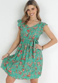 Born2be - Zielona Sukienka z Gumką w Pasie z Wiskozy w Kwiaty Chrysa. Typ kołnierza: kołnierz z falbankami. Kolor: zielony. Materiał: wiskoza. Wzór: kwiaty #4