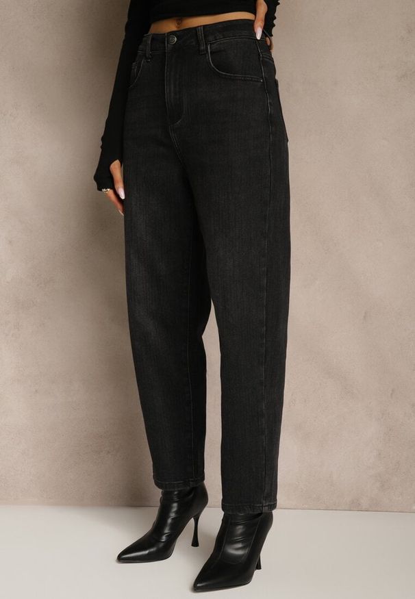 Renee - Czarne Jeansy Mom Fit High Waist z Dodatkiem Wiskozy Aclonea. Stan: podwyższony. Kolor: czarny. Długość: krótkie. Styl: klasyczny, elegancki