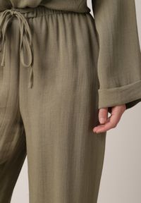 Born2be - Zielone Wiskozowe Spodnie z Szeroką Nogawką i Wiązaniem w Talii Terisanna. Okazja: na co dzień. Kolor: zielony. Materiał: wiskoza. Styl: casual, elegancki, klasyczny #2