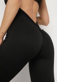 Born2be - Czarny Taliowany Kombinezon z Usztywnianymi Miseczkami i Wycięciem na Plecach Vandella. Okazja: na co dzień. Kolor: czarny. Styl: klasyczny, elegancki, casual #4