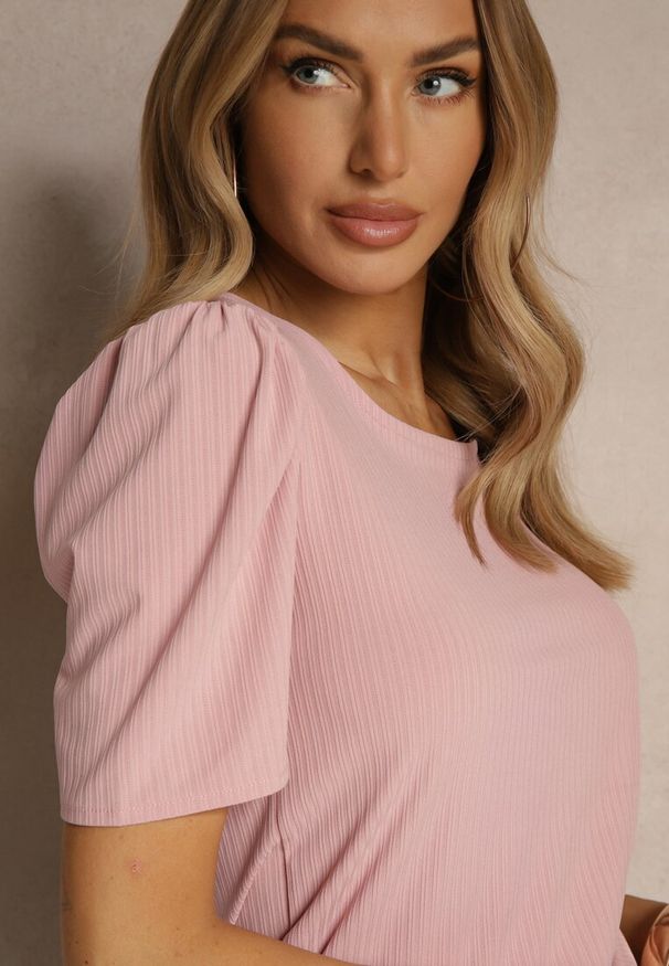 Renee - Różowy T-shirt z Prążkowanej Tkaniny z Zakładkami przy Rękawach Kolaniella. Kolor: różowy. Materiał: tkanina, prążkowany. Styl: elegancki