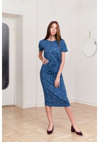 Marie Zélie - Sukienka Elwina Arbustum niebieska. Okazja: na co dzień. Kolor: niebieski. Materiał: wiskoza, dzianina, materiał, elastan, tkanina, guma. Długość rękawa: krótki rękaw. Typ sukienki: proste. Styl: casual #1