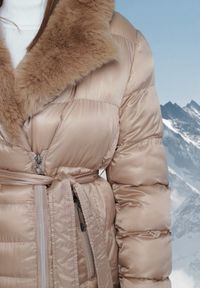 Born2be - Beżowa Pikowana Kurtka za Kolano z Ozdobnym Futerkiem Velveti. Kolor: beżowy. Materiał: futro. Wzór: aplikacja #3