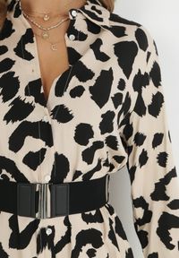 Born2be - Beżowo-Czarna Sukienka Koszulowa w Cętki z Paskiem Kalandra. Okazja: na spotkanie biznesowe. Typ kołnierza: dekolt w kształcie V. Kolor: beżowy. Materiał: wiskoza, materiał. Długość rękawa: długi rękaw. Typ sukienki: koszulowe. Styl: biznesowy #3
