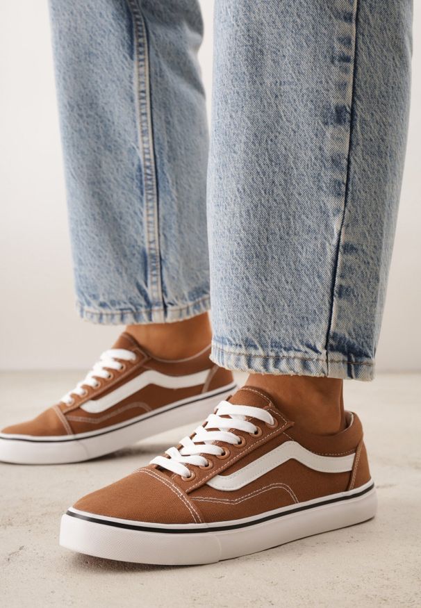 Born2be - Brązowe Tenisówki Trampki pod Kostkę z Ozdobnym Paskiem Wiolana. Okazja: na spacer, na co dzień. Zapięcie: pasek. Kolor: brązowy. Materiał: jeans. Styl: casual, sportowy