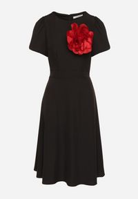 Born2be - Czarna Sukienka Vices o Rozkloszowanym Kroju z Odpinanym Kwiatem 3D Rallarea. Kolor: czarny. Wzór: kwiaty. Sezon: wiosna, lato #2