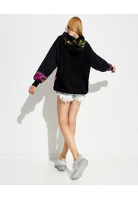 Versace Jeans Couture - VERSACE JEANS COUTURE - Bluza z kapturem z logo. Typ kołnierza: kaptur. Kolor: czarny. Materiał: bawełna. Długość rękawa: długi rękaw. Długość: długie. Wzór: aplikacja, kolorowy, nadruk #2