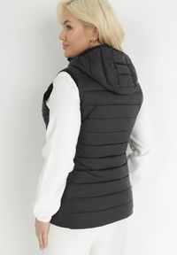 Born2be - Czarna Kamizelka Pikowana z Kapturem Kari. Okazja: na co dzień. Typ kołnierza: kaptur. Kolekcja: plus size. Kolor: czarny. Długość: długie. Wzór: gładki. Materiał: tkanina, sztruks. Długość rękawa: długi rękaw. Styl: casual #3
