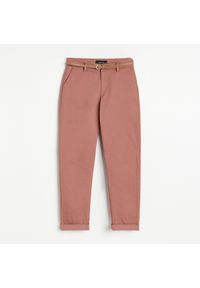 Reserved - Spodnie chino z paskiem - Różowy. Kolor: różowy #1