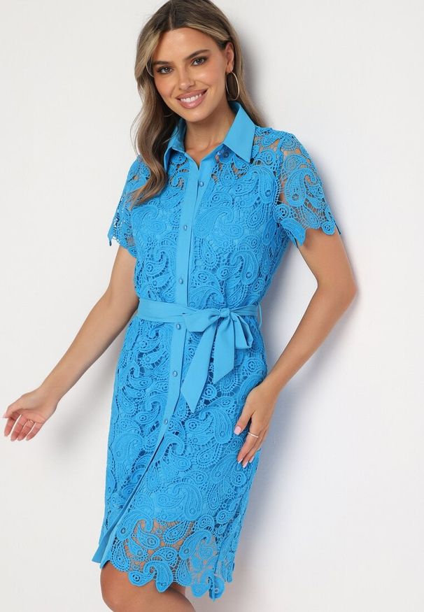 Born2be - Niebieska Koszulowa Sukienka Koronkowa z Wiązanym Paskiem Sachaela. Kolor: niebieski. Materiał: koronka. Typ sukienki: koszulowe. Długość: midi