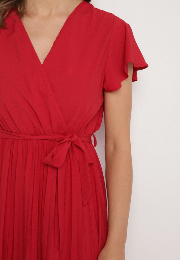 Born2be - Bordowa Elegancka Sukienka Maxi w Plisy z Kopertowym Dekoltem i Wiązaniem Thessi. Kolor: czerwony. Sezon: lato. Typ sukienki: kopertowe. Styl: elegancki. Długość: maxi