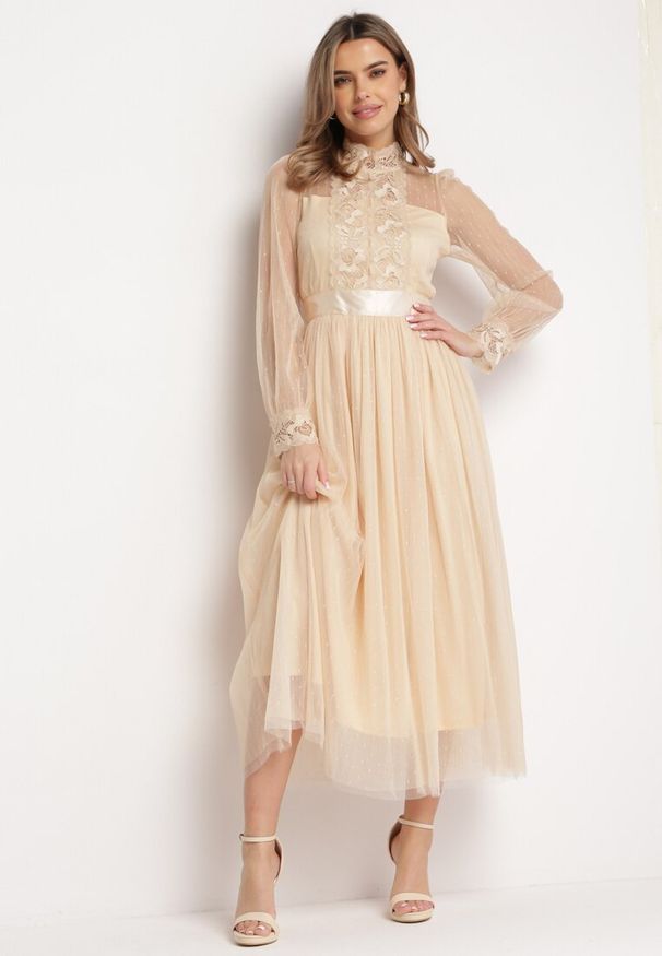 Born2be - Beżowa Rozkloszowana Sukienka Maxi z Siateczki Ozdobiona Koronką Vireln. Kolor: beżowy. Materiał: koronka. Wzór: koronka, aplikacja. Długość: maxi