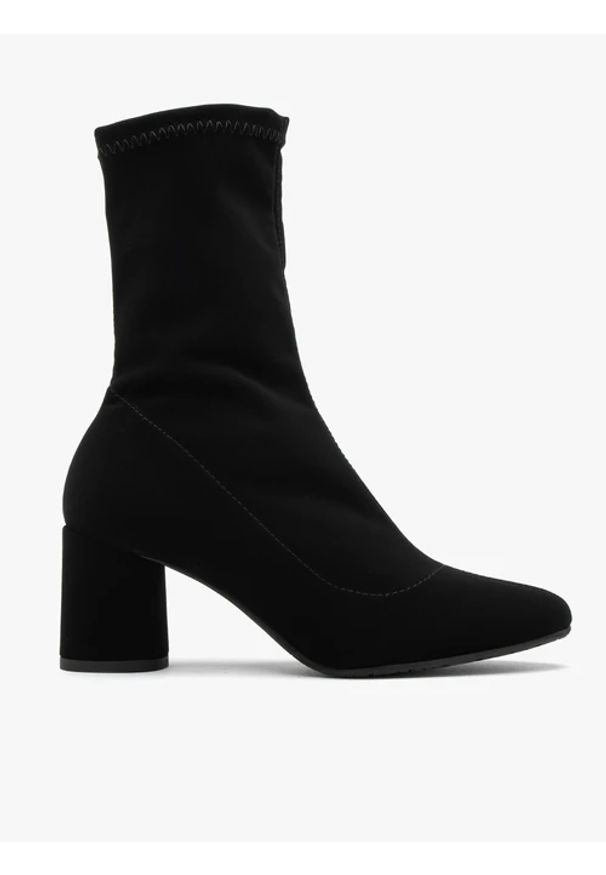 Ryłko - Elastyczne czarne botki na okrągłym klocku. Nosek buta: okrągły. Kolor: czarny. Materiał: syntetyk. Szerokość cholewki: normalna. Obcas: na obcasie. Wysokość obcasa: średni