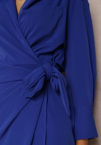 Renee - Granatowa Sukienka Phaeramna. Kolor: niebieski. Długość rękawa: długi rękaw. Wzór: aplikacja. Typ sukienki: kopertowe. Styl: elegancki. Długość: mini #2