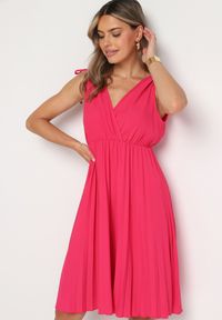 Born2be - Fuksjowa Plisowana Sukienka z Bawełną i Wiskozą z Gumką w Talii i Kopertowym Dekoltem Karamla. Typ kołnierza: dekolt kopertowy. Kolor: różowy. Materiał: bawełna, wiskoza. Typ sukienki: kopertowe #5
