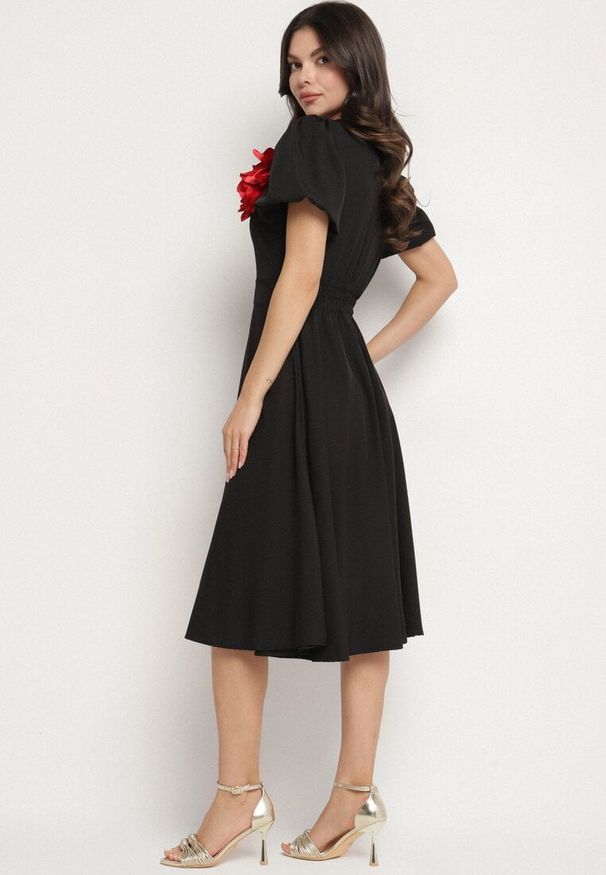 Born2be - Czarna Sukienka Vices o Rozkloszowanym Kroju z Odpinanym Kwiatem 3D Rallarea. Kolor: czarny. Wzór: kwiaty. Sezon: wiosna, lato