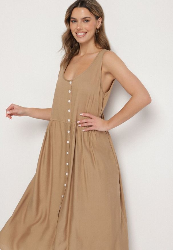 Born2be - Ciemnobeżowa Wiskozowa Sukienka o Rozkloszowanym Kroju z Guzikami Natesana. Okazja: na spacer, na co dzień. Kolor: beżowy. Materiał: wiskoza. Typ sukienki: proste. Styl: casual