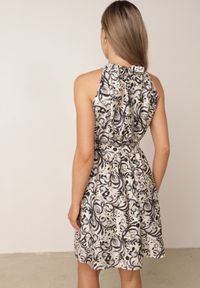 Born2be - Czarna Wiskozowa Sukienka z Dekoltem Typu Halter i Abstrakcyjnym Wzorem Veraria. Okazja: na co dzień. Typ kołnierza: dekolt halter. Kolor: czarny. Materiał: wiskoza. Wzór: aplikacja. Styl: casual #5